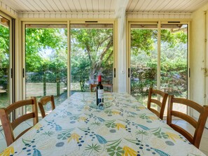Pflanze, Möbel, Gebäude, Tabelle, Eigentum, Azurblau, Stuhl, Holz, Interior Design, Die Architektur