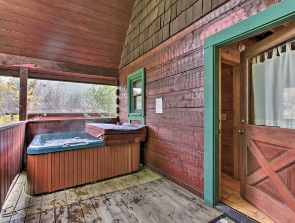 Hot tub for 4 on the back deck