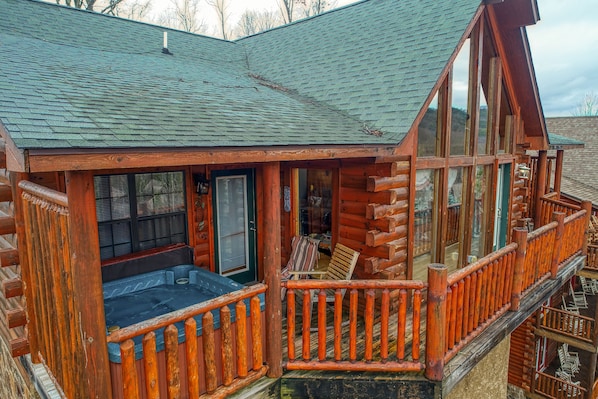 Beautiful log home next to Dollywood and Splash Country - Watch the fireworks from your porch this Summer