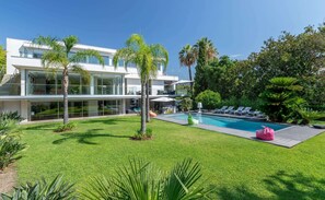 garden and swimming pool