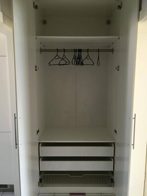 Kleiderschrank