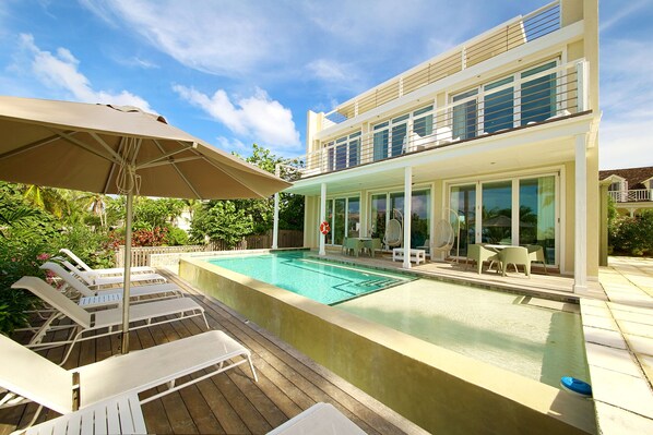 Modern House with private infinity pool and outdoor areas for relaxing