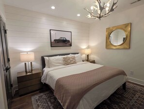 King Bed/En-suite Bath