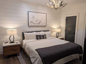 King Bed/En-suite Bath