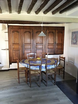 Kitchen dining area