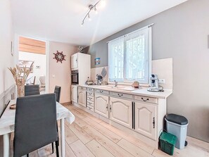 Interior Design, Möbel, Holz, Flooring, Cabinetry, Fussboden, Decke, Beleuchtung, Zimmer, Küche