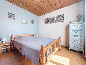 Bett, Möbel, Interior Design, Bedding, Schlafzimmer, Bettdecke, Fussboden, Flooring, Wand, Holz