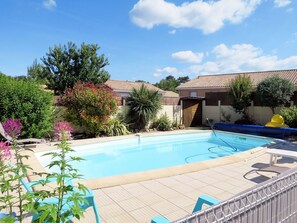 Cloud, Plant, Sky, Property, Building, Water, Swimming Pool, Window, Azure, Tree