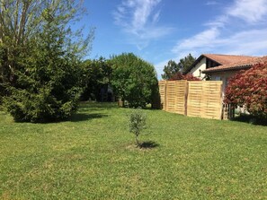 Himmel, Wolke, Pflanze, Eigentum, Gebäude, Natürliche Landschaft, Grundstueck, Baum, Gras, Strauch
