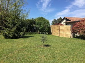 Himmel, Wolke, Pflanze, Eigentum, Gebäude, Natürliche Landschaft, Grundstueck, Baum, Gras, Strauch