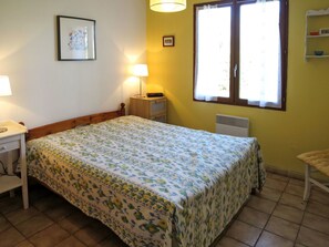 Schlafzimmer, Bett, Zimmer, Möbel, Bettdecke, Matratze, Eigentum, Bettrahmen, Fussboden, Bedding