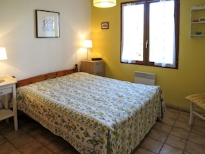 Schlafzimmer, Bett, Zimmer, Möbel, Bettdecke, Matratze, Eigentum, Bettrahmen, Fussboden, Bedding
