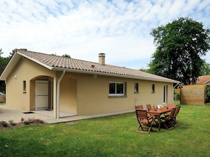 Himmel, Pflanze, Gebäude, Fenster, Wolke, Baum, Tabelle, Haus, Tür, Schatten
