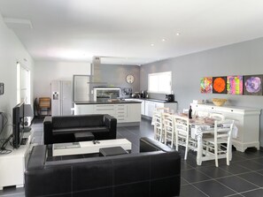 Zimmer, Möbel, Eigentum, Interior Design, Wohnzimmer, Gebäude, Fussboden, Haus, Decke, Zuhause