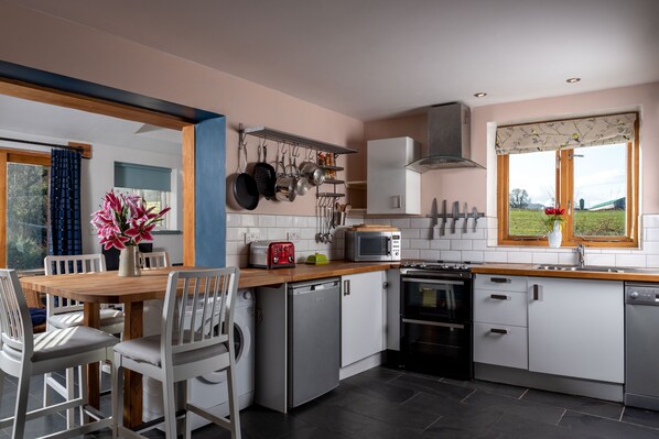 Danyfan cottage kitchen / dining space
