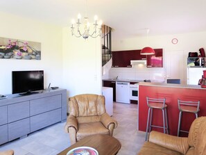 Room, Property, Furniture, Interior Design, Living Room, Building, Pink, House, Wall, Table