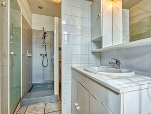 Miroir, Robinet, Luminaire Plomberie, Évier, Cabinetry, Bâtiment, Propriété, Armoire De Toilette, Lavabo, Salle De Bains