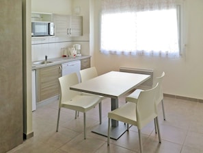 Meubles, Pièce, Propriété, Sol, Table, Design Intérieur, Cuisine, Salle À Manger, Bâtiment, Tuile
