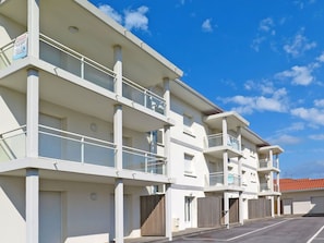 Cloud, Building, Sky, Window, House, Condominium, Urban Design, Residential Area, Real Estate, Commercial Building