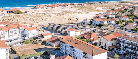 Cielo, Edificio, Tiempo De Día, Propiedad, Agua, Ventana, Azul, Casa, Diseño Urbano, Arquitectura