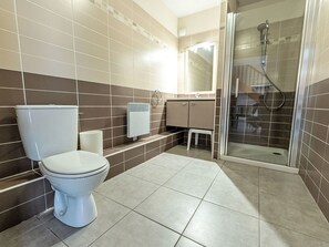 Propriété, Luminaire Plomberie, Salle De Bains, Design Intérieur, Toilette, Sol, Sol, Immobilier, Siège De Toilette, Plomberie