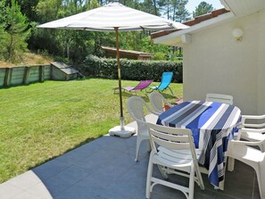 Pflanze, Möbel, Eigentum, Tabelle, Stuhl, Gebäude, Schatten, Tisch Im Freien, Gartenmöbel, Baum