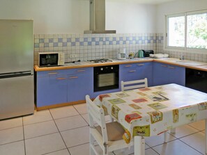 Cabinetry, Möbel, Countertop, Eigentum, Spüle, Küchengerät, Küche, Zapfhahn, Sinken, Schublade