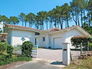Pflanze, Himmel, Gebäude, Fenster, Baum, Schatten, Haus, Grundstueck, Hütte, Wohngebiet
