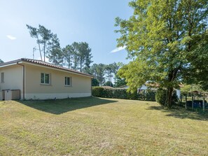 Ciel, Plante, Fenêtre, Bâtiment, Arbre, Lot Terre, Maison, Ombre, Herbe, Paysage
