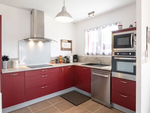 Cabinetry, Comptoir, Meubles, Appareil De Cuisine, Cuisinière, Électroménager, Cuisine, Tiroir, Bois, Éclairage