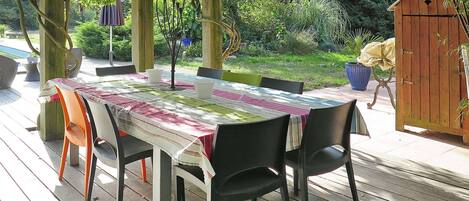 Table, Outdoor Table, Furniture, Property, Patio, Deck, Room, Backyard, Real Estate, Tablecloth