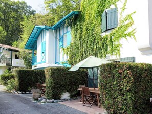 Plante, Bâtiment, Propriété, Fenêtre, Vert, Herbe, Table, Maison, Arbre, Quartier