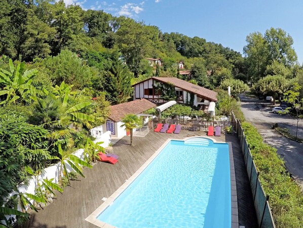 L'Eau, Ciel, Plante, Bâtiment, Propriété, Nuage, Arbre, Maison, Piscine, Loisir