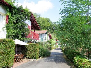 Plante, Bâtiment, Fleur, Ciel, Fenêtre, Nuage, Maison, Végétation, Arbre, Surface De La Route