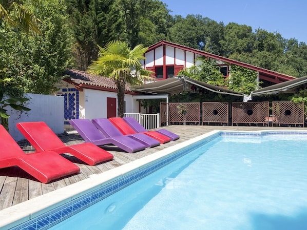 L'Eau, Bâtiment, Piscine, Propriété, Plante, Ciel, Bleu Azur, Arbre, Maison, Mobilier De Jardin