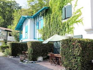 Plante, Bâtiment, Propriété, Fenêtre, Vert, Herbe, Table, Maison, Arbre, Quartier