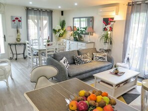 Table, Meubles, Propriété, Canapé, Plante, Chaise, Salon, Plante D'Appartement, Cadre, Architecture