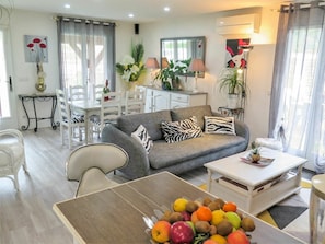 Table, Meubles, Propriété, Canapé, Plante, Chaise, Salon, Plante D'Appartement, Cadre, Architecture