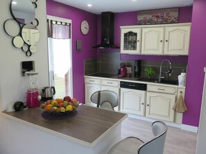Comptoir, Cabinetry, Propriété, Meubles, Évier, Violet, Cuisine, Design Intérieur, Éclairage, Chaise