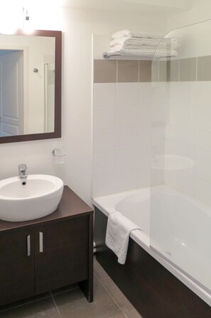 Miroir, Évier, Meubles, Propriété, Luminaire Plomberie, Robinet, Lavabo, Baignoire, Salle De Bains, Rectangle