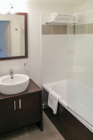 Spiegel, Sinken, Armatur, Eigentum, Bad Sink, Badewanne, Zapfhahn, Badezimmer, Rechteck, Beleuchtung