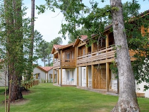 Pflanze, Gebäude, Eigentum, Himmel, Baum, Fenster, Haus, Holz, Natürliche Landschaft, Grundstueck