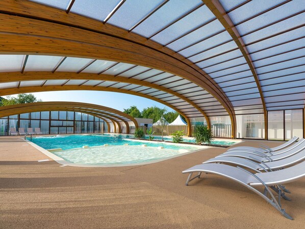 L'Eau, Plante, Ciel, Piscine, Ombre, Éclairage, Arbre, Mobilier De Jardin, Loisir, Immobilier