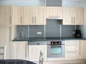 Cabinetry, Countertop, Eigentum, Spüle, Gebäude, Weiss, Küche, Sinken, Küchengerät, Schwarz