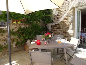 Tabelle, Möbel, Blume, Pflanze, Gebäude, Blumentopf, Stuhl, Tisch Im Freien, Schatten, Gartenmöbel