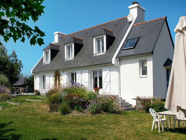 Plant, Building, Sky, Window, Property, House, Tree, Grass, Land Lot, Cottage