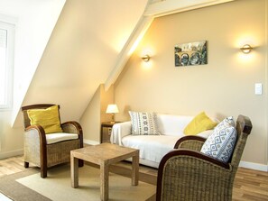 Room, Furniture, Property, Interior Design, Living Room, Yellow, Wall, Floor, Building, Suite