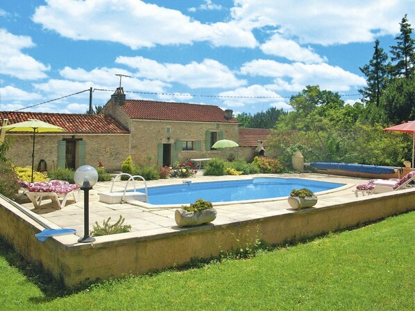 Cloud, Plant, Water, Sky, Building, Property, Swimming Pool, Window, Azure, Outdoor Furniture