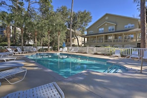 Resort Amenities | Community Pool