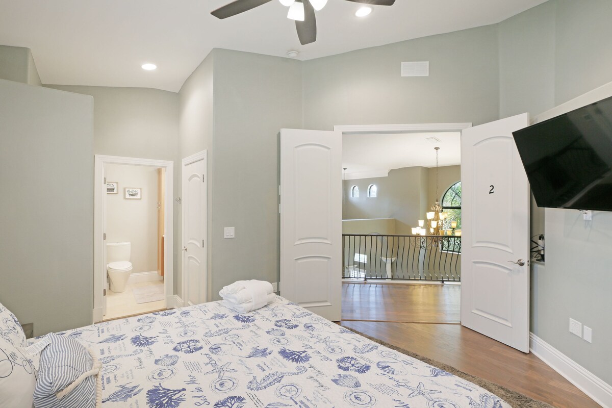 Stunning Siesta Key,,  .close to Shell Beach HEATED POOL low Fees
